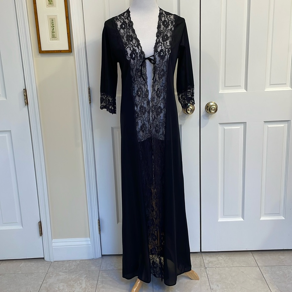 VINTAGE LONG BLACK LACE ROBE